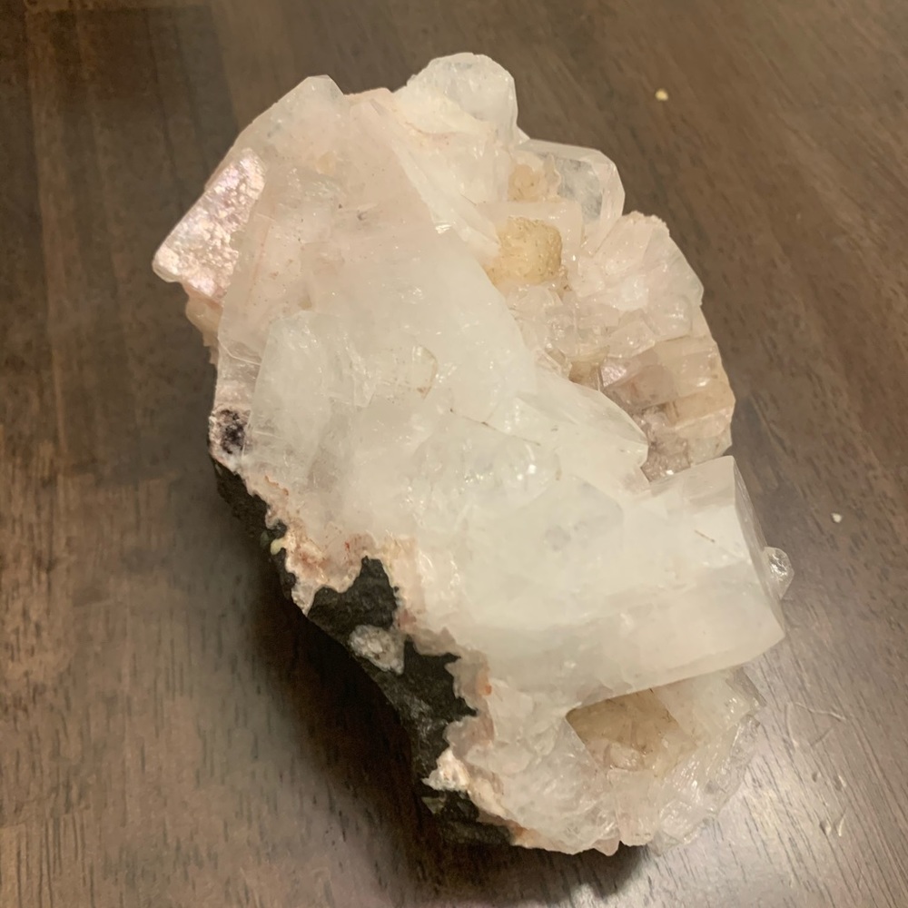 Large quartz cluster